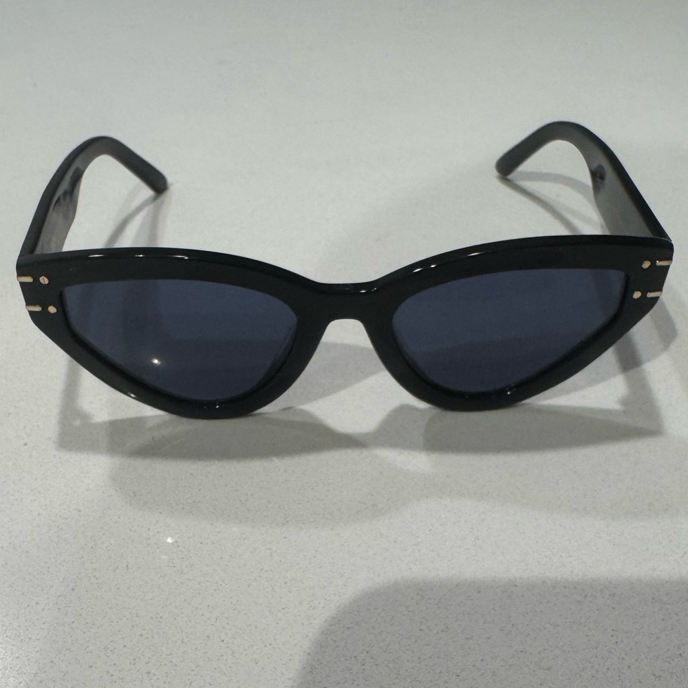Chic Black Cat-Eye Sunglasses